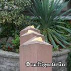 Diese Steinstehelen wirken besonders schön in einer gruppierten Aufstellung: Perspektive trifft auf Gold-Details.