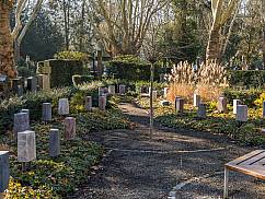 Feldanlage mit Wegeplanung auf einem Friedhof.