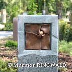 Degensätze bei einem Grabmal: Formen und Materialien