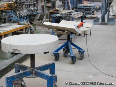 Ausgebrochene Stellen am Lesepult.