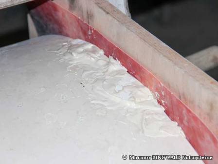 Beschädigungen an der Säule des Lesepultes werden durch eine F