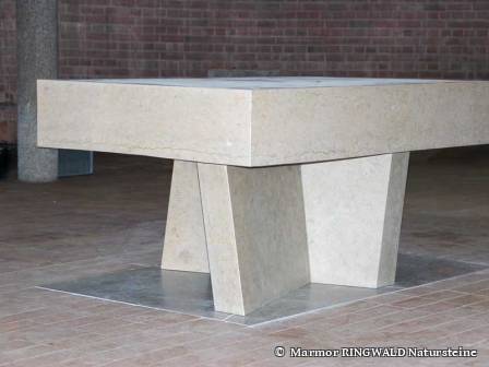 Der Altar nach der Aufstellung in der Kirche Dingen.