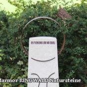 In diesen zart behauenen Stein wurde ein Ring aus Corten-Stahl e