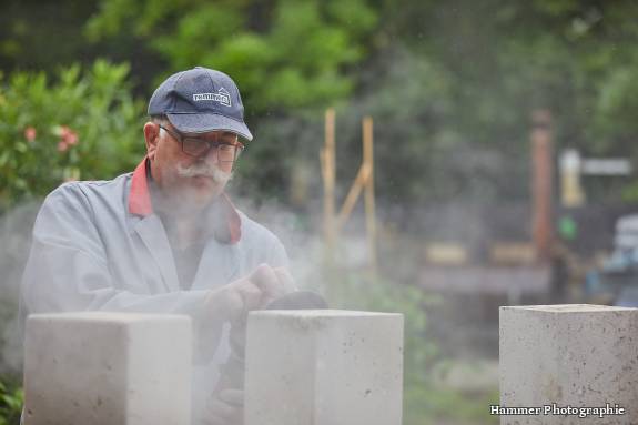 Steinrohlinge werden bearbeitet und geschliffen.