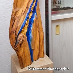 In seinen Kunstwerken verwendet Alexander Ringwald starke Materialgegensätze: Altes Holztriff auf Vergoldung