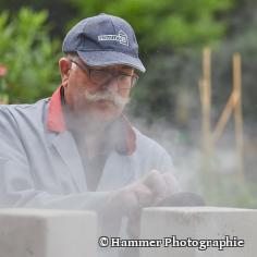 Steinrohlinge werden bearbeitet und geschliffen.