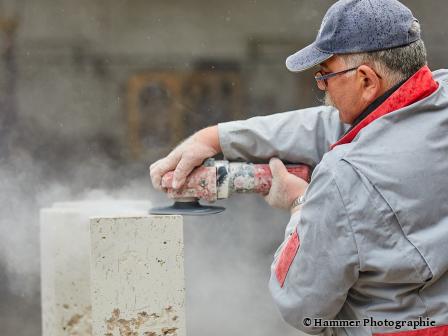 Alexander Ringwald beim Bearbeiten der Steine.